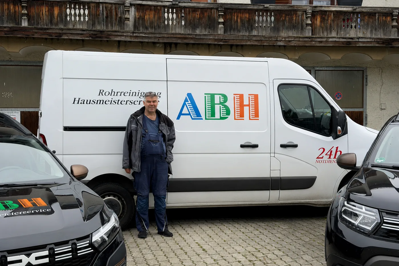 Techniker der ABH Rohrreinigung mit Werkzeug am Einsatzfahrzeug